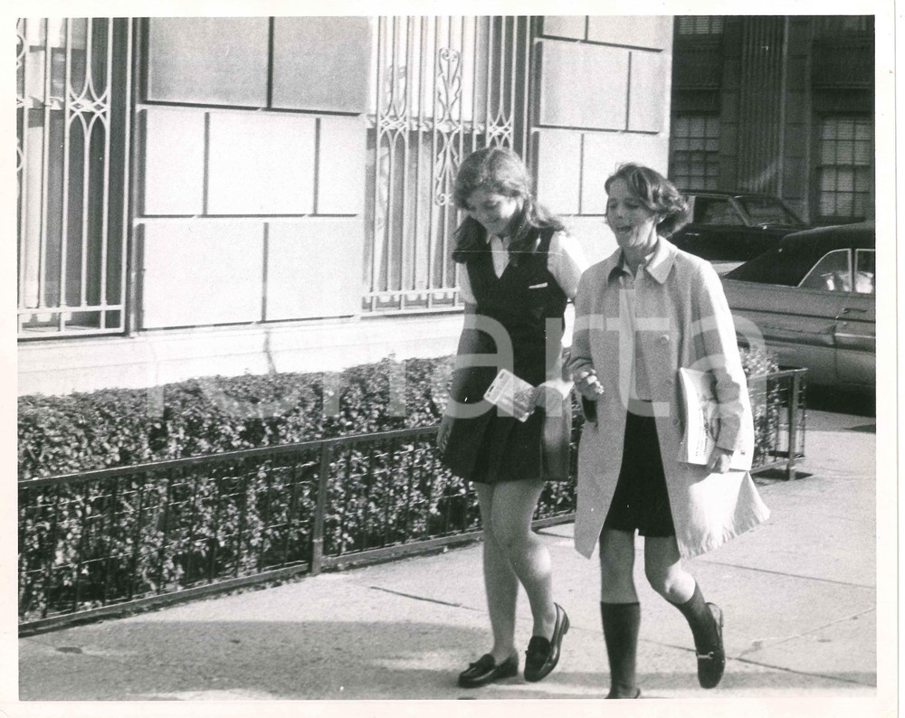 Fotografia d epoca originale 1970 ca USA Caroline KENNEDY going to school Photo 24x19 cm 1