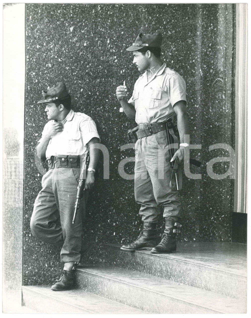 Fotografia d epoca originale 1970 ca COSTUME VENEZUELA Guardie armate in attesa  Foto 21x27 cm 1