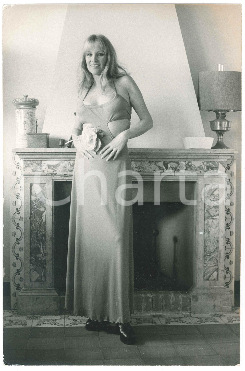 Fotografia d epoca originale 1970 ca COSTUME ITALIA Antonella LUALDI  Ritratto al camino  Foto 20x30 cm 1