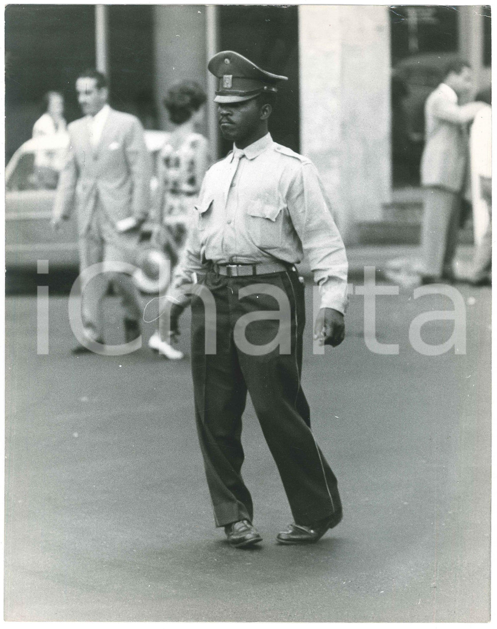 Fotografia d epoca originale 1970 ca COSTUME VENEZUELA Poliziotto al lavoro  Foto 24x30 cm 1