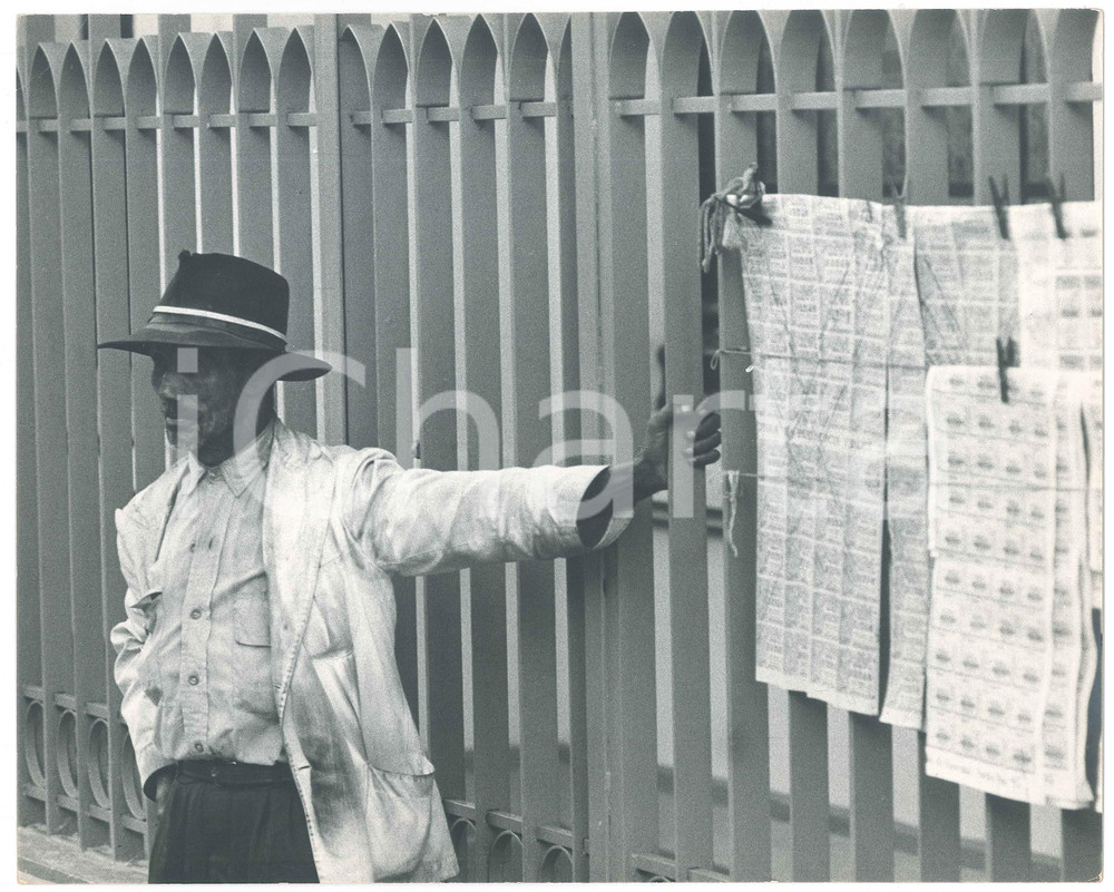 Fotografia d epoca originale 1970 ca COSTUME VENEZUELA Venditore ambulante  Foto 30x24 cm 1