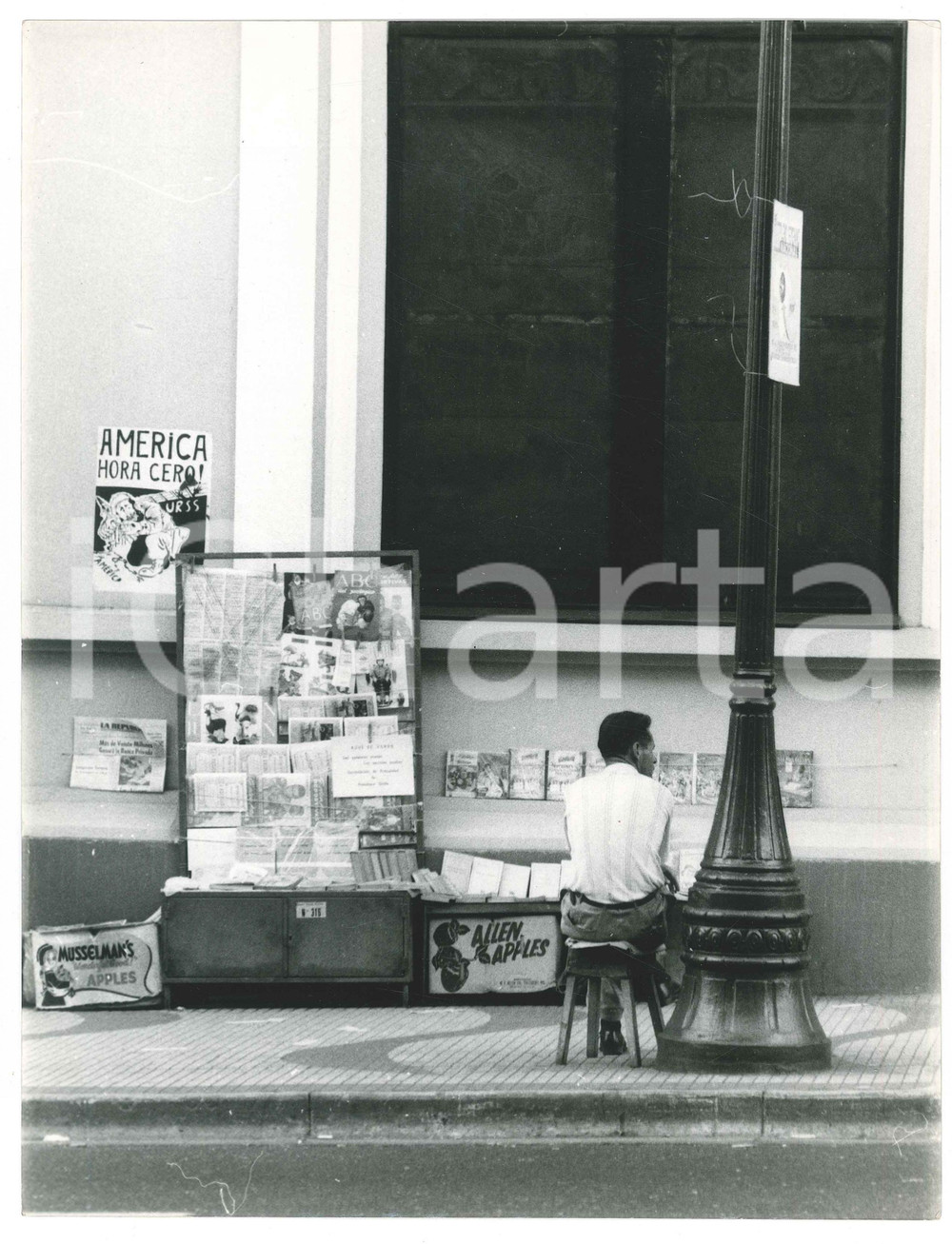 Fotografia d epoca originale 1970 ca COSTUME VENEZUELA Edicola ambulante  Foto 21x27 cm 1