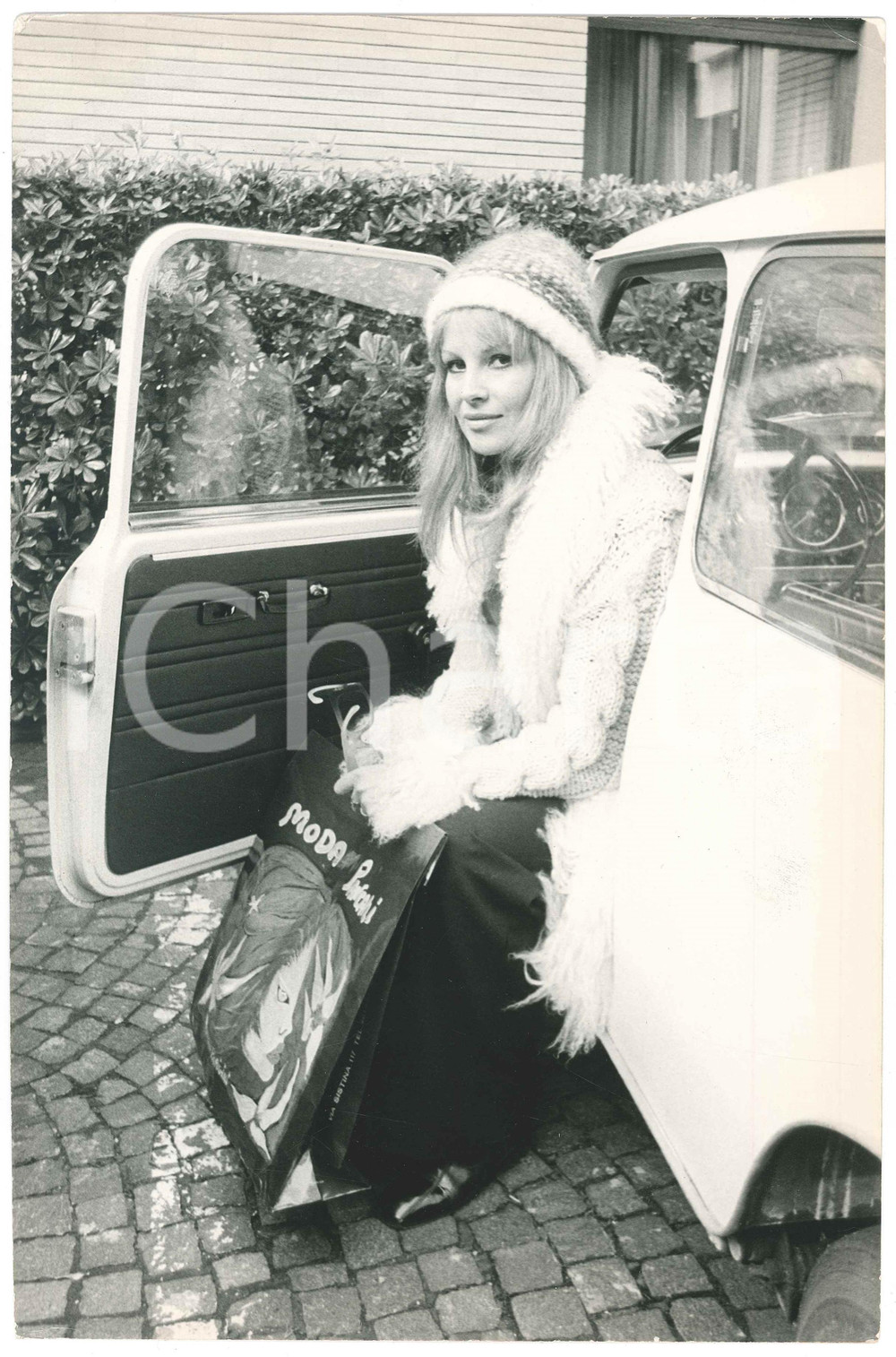 Fotografia d epoca originale 1970 ca COSTUME ITALIA Antonella LUALDI  Ritratto in auto  Foto 20x30 cm 1