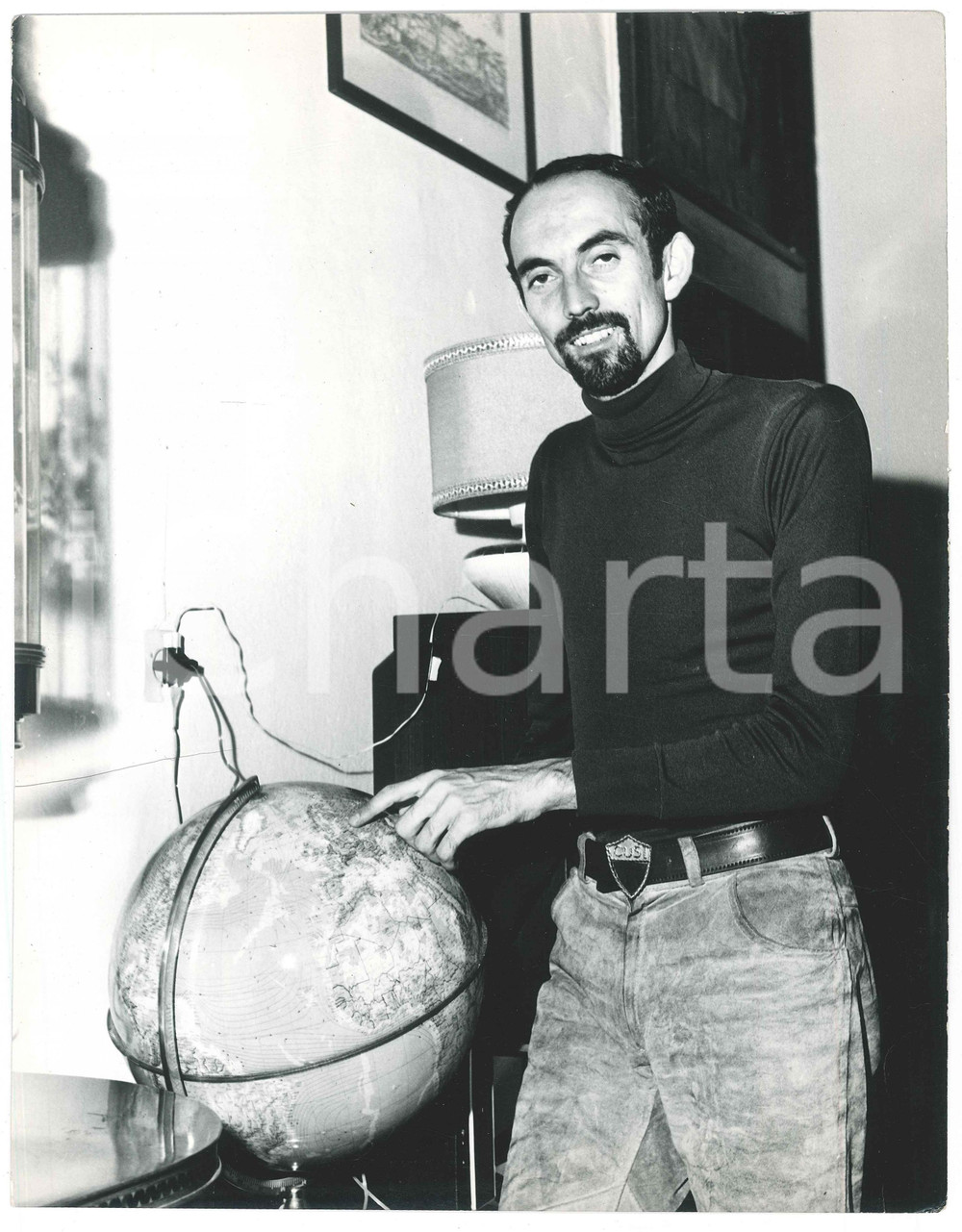 Fotografia d epoca originale 1971 ATLETICA Franco ARESE  Ritratto in casa 1  Foto 24x31 cm 1