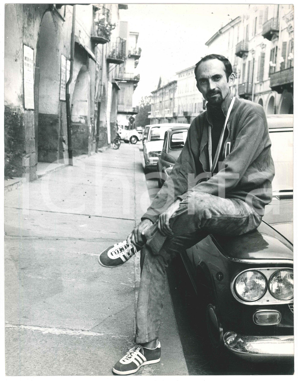 Fotografia d epoca originale 1971 CENTALLO ? Franco ARESE indossa la medaglia d oro in paese  Foto 24x31 1