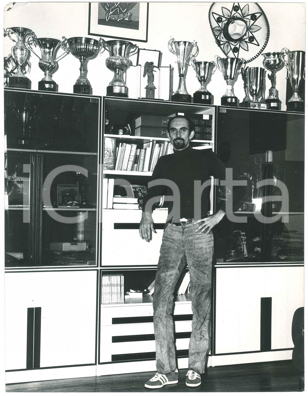 Fotografia d epoca originale 1971 ATLETICA Franco ARESE  Ritratto in casa fra i trofei 1  Foto 24x31 cm 1