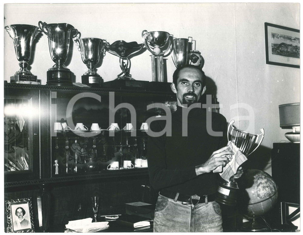 Fotografia d epoca originale 1971 ATLETICA Franco ARESE  Ritratto in casa fra i trofei 2  Foto 31x24 cm 1