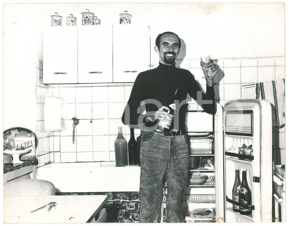 Fotografia d epoca originale 1971 ATLETICA Franco ARESE  Ritratto nella cucina di casa  Foto 31x24 cm 1