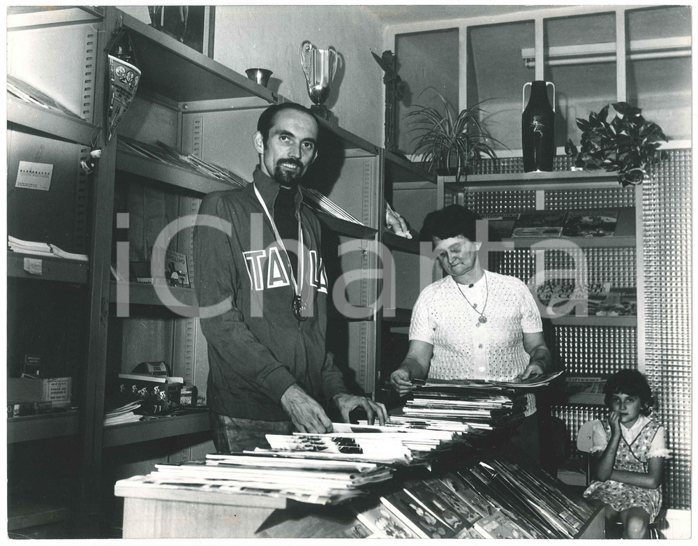 Fotografia d epoca originale 1971 ATLETICA Franco ARESE in edicola con l oro vinto agli Europei 3 Foto 1