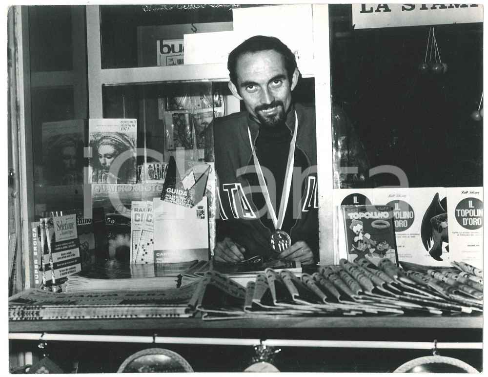 Fotografia d epoca originale 1971 ATLETICA Franco ARESE in edicola con l oro vinto agli Europei 4 Foto 1