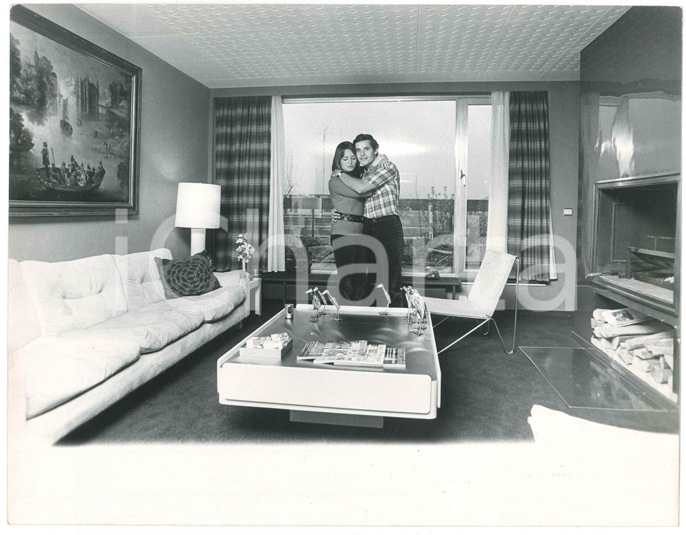 Fotografia d epoca originale 1970 ca BRUXELLES Pilota Jacky ICKX e Catherine BLATON nella loro casa 1 Foto 1