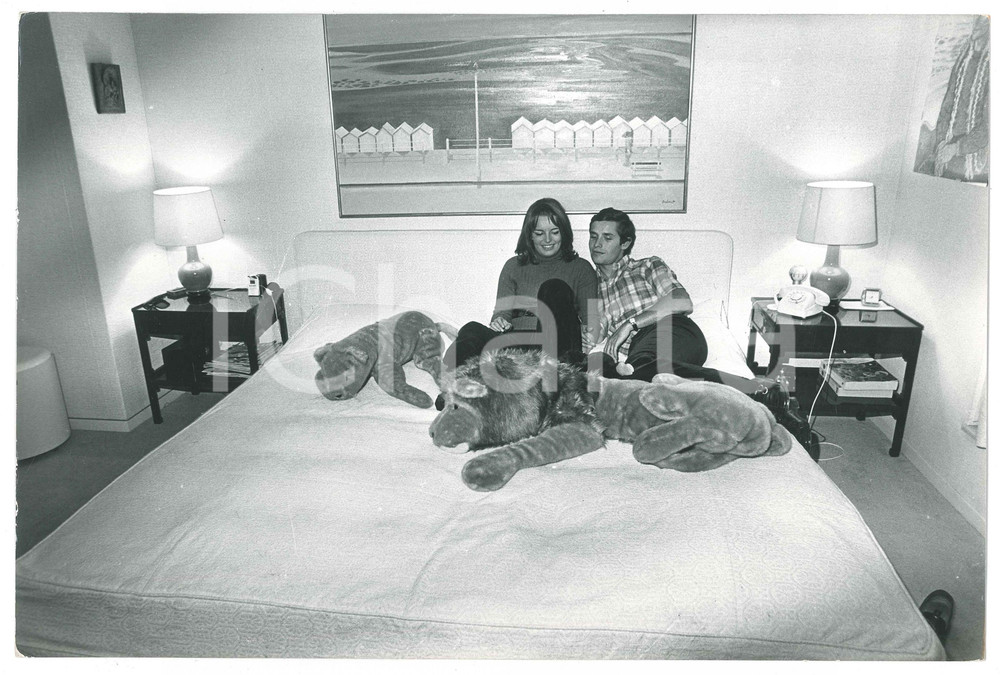 Fotografia d epoca originale 1970 ca BRUXELLES Pilota Jacky ICKX e Catherine BLATON nella loro casa 7 Foto 1