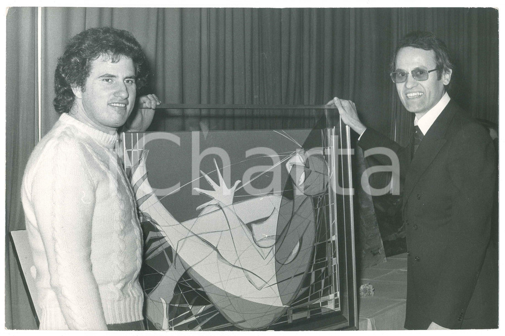 Fotografia d epoca originale 1970 ca COSTUME ITALIA Adriano PAPPALARDO con un quadro  Foto 30x20 cm 1