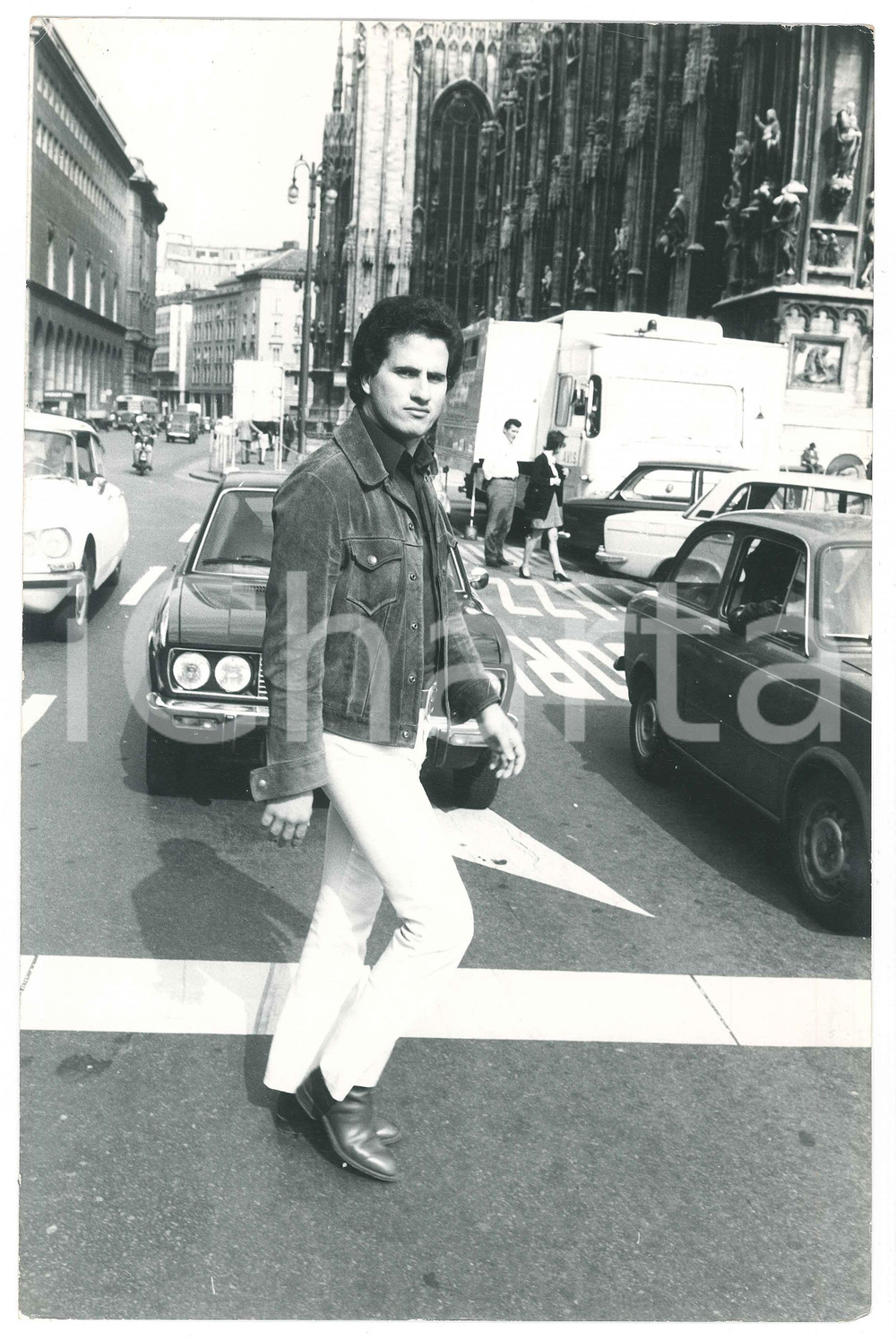 Fotografia d epoca originale 1970 ca COSTUME MILANO Adriano PAPPALARDO in piazza Duomo  Foto 20x30 cm 1