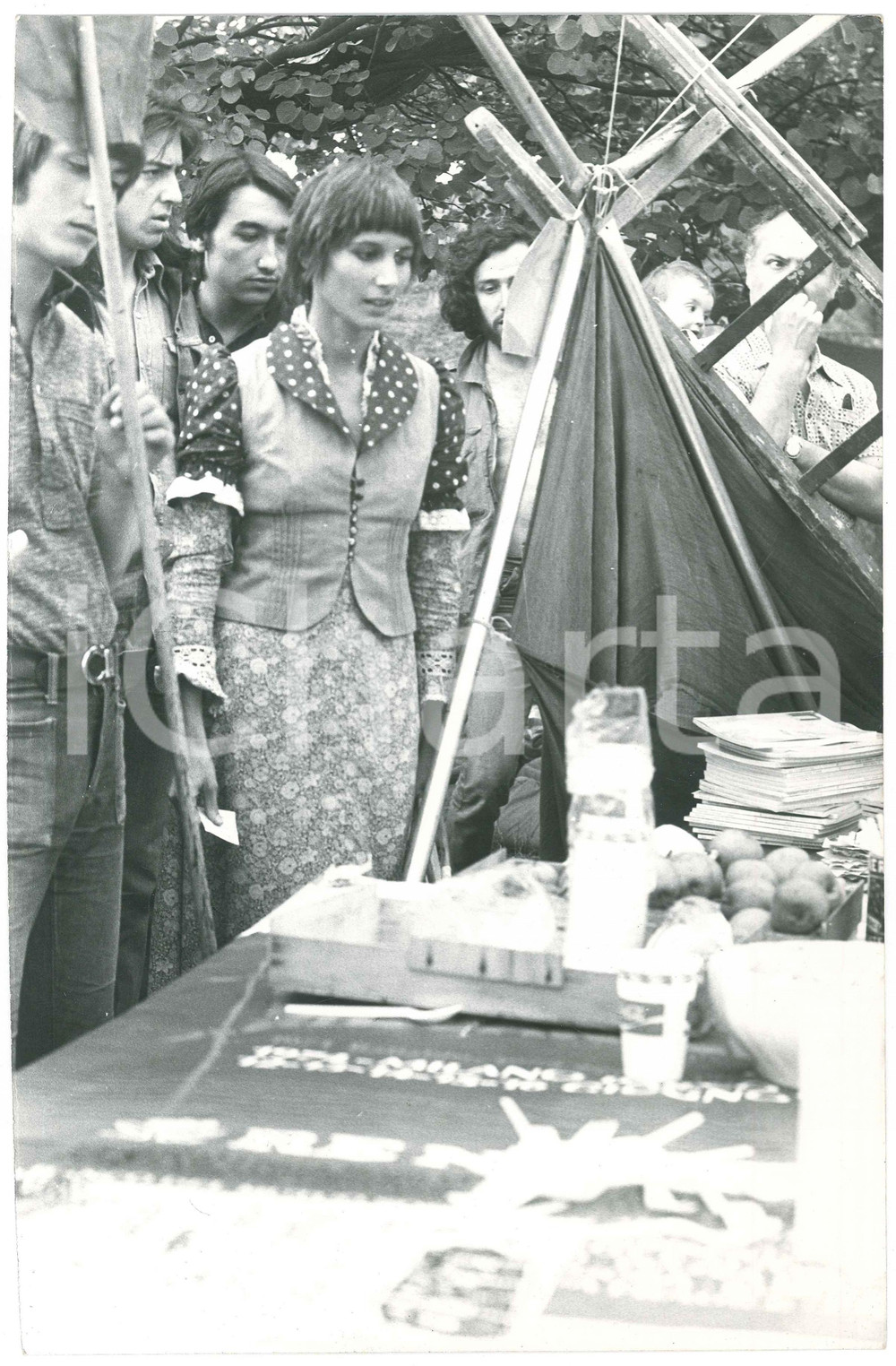 Fotografia d epoca originale 1975 ca COSTUME ITALIA Paola PITAGORA  Banchetto di propaganda  Foto 20x30 cm 1