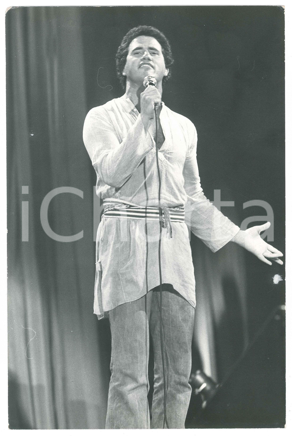 Fotografia d epoca originale 1970 ca COSTUME ITALIA Adriano PAPPALARDO in concerto  Foto 20x30 cm 1
