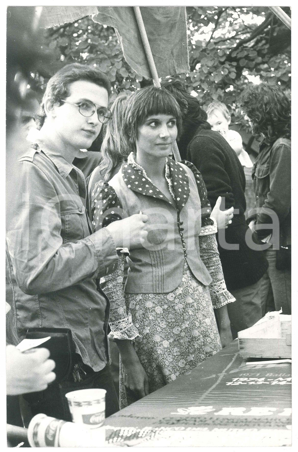Fotografia d epoca originale 1975 ca COSTUME ITALIA Paola PITAGORA  Banchetto di propaganda 2 Foto 20x30 1
