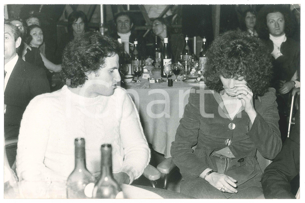 Fotografia d epoca originale 1970 ca COSTUME ITALIA Adriano PAPPALARDO e Marcella BELLA 2 Foto 30x20 cm 1
