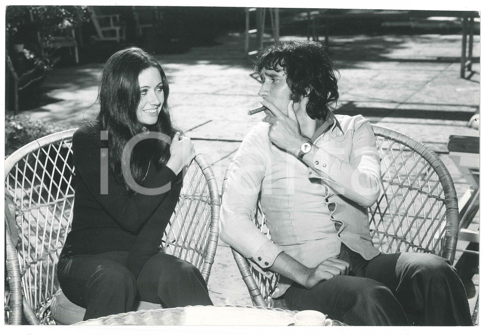 Fotografia d epoca originale 1970 ca COSTUME ITALIA Gigliola CINQUETTI in cortile 1 Foto 1