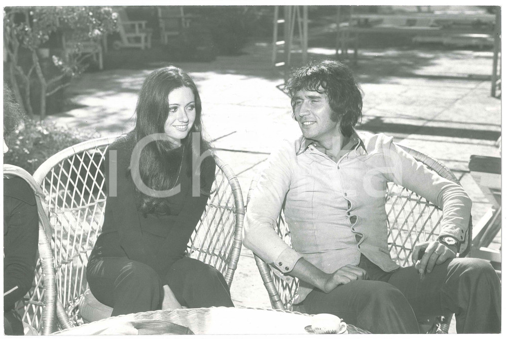 Fotografia d epoca originale 1970 ca COSTUME ITALIA Gigliola CINQUETTI in cortile 2 Foto 1