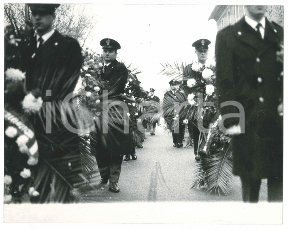 Fotografia d epoca originale 1969 MILANO ANNI DI PIOMBO Funerali agente Antonio ANNARUMMA 3 Foto 1