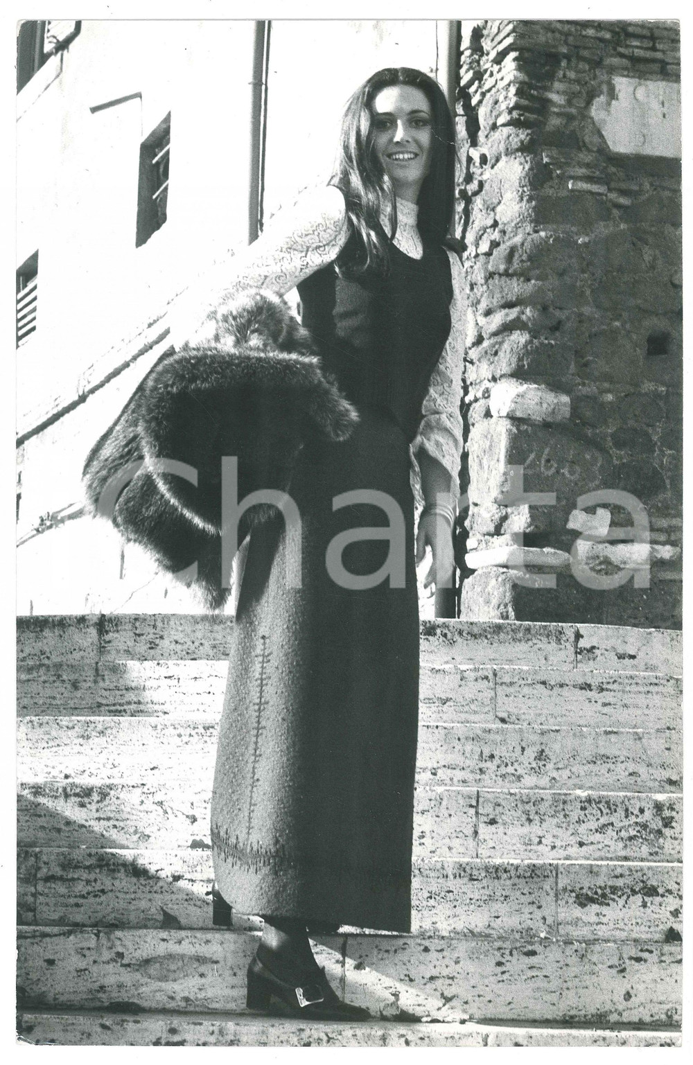 Fotografia d epoca originale 1970 ca COSTUME ITALIA Gigliola CINQUETTI  Ritratto su scalinata 2 Foto 20x30 1