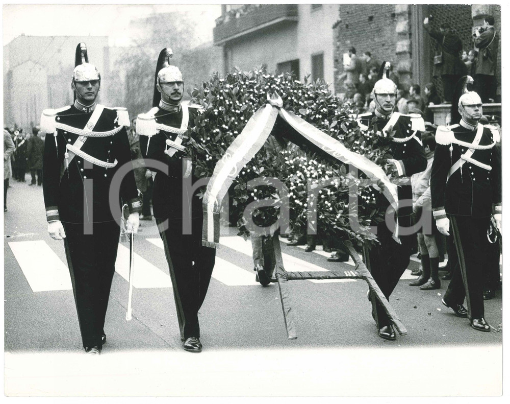Fotografia d epoca originale 1969 MILANO ANNI DI PIOMBO Funerali agente Antonio ANNARUMMA 4 Foto 1