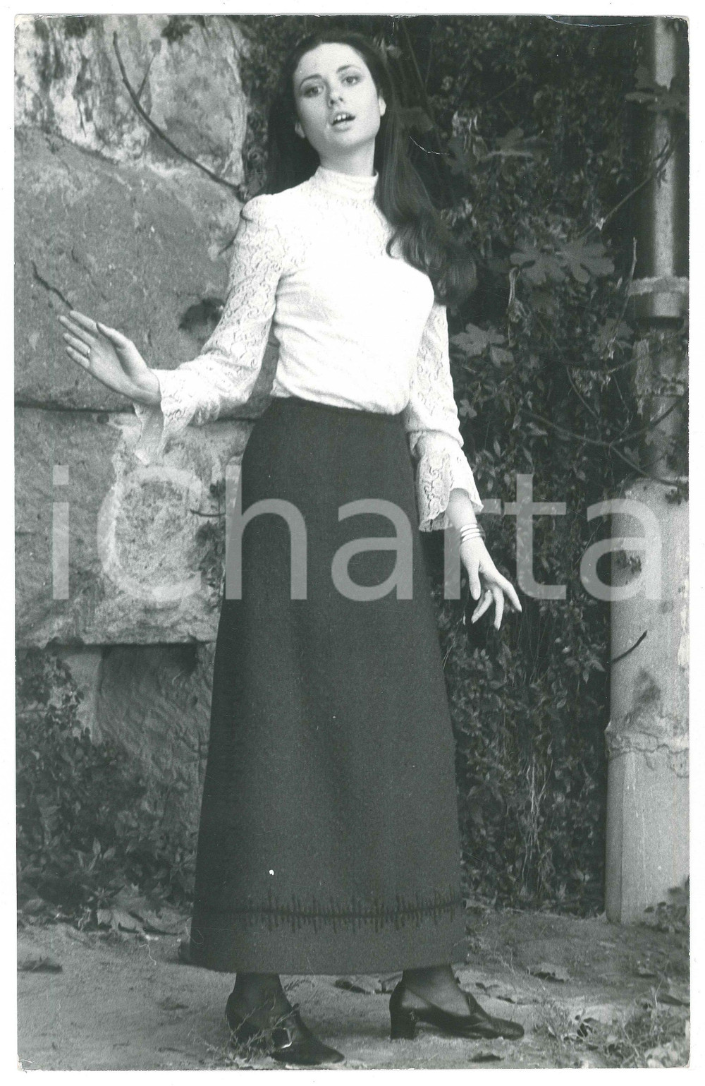 Fotografia d epoca originale 1970 ca COSTUME ITALIA Gigliola CINQUETTI  Ritratto in campagna 3 Foto 20x30 1