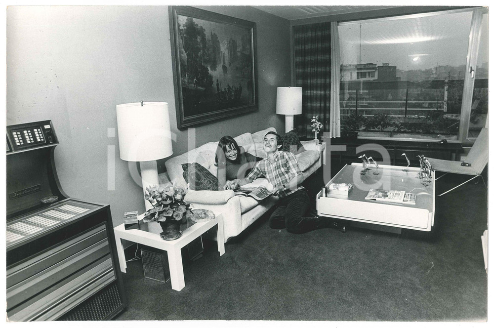 Fotografia d epoca originale 1970 ca BRUXELLES Pilota Jacky ICKX e Catherine BLATON nella loro casa 5 Foto 1