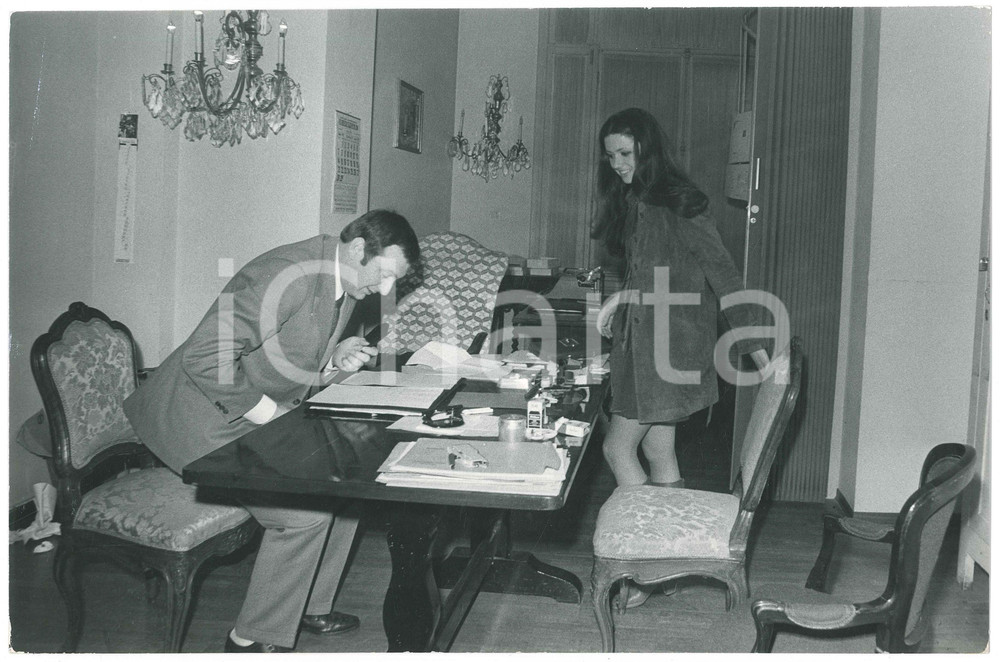 Fotografia d epoca originale 1970 ca COSTUME ITALIA Gigliola CINQUETTI firma un contratto  Foto 1