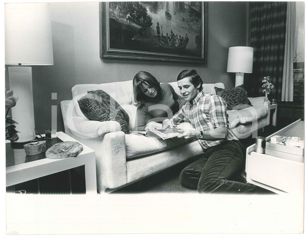 Fotografia d epoca originale 1970 ca BRUXELLES Pilota Jacky ICKX e Catherine BLATON nella loro casa 3 Foto 1