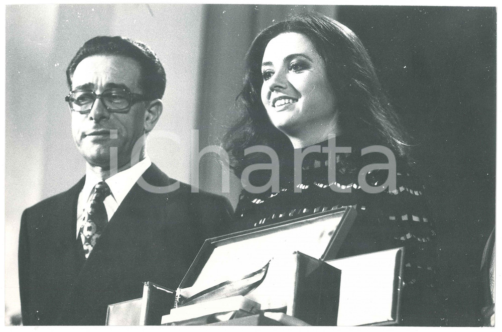 Fotografia d epoca originale 1974 VENEZIA Gigliola CINQUETTI vince la Gondola d Oro 2 Foto 30x20 cm 1