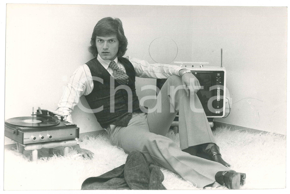Fotografia d epoca originale 1970 ca ITALIA CALCIO Giancarlo ANTOGNONI al giradischi 2 Foto 30x20 cm 1