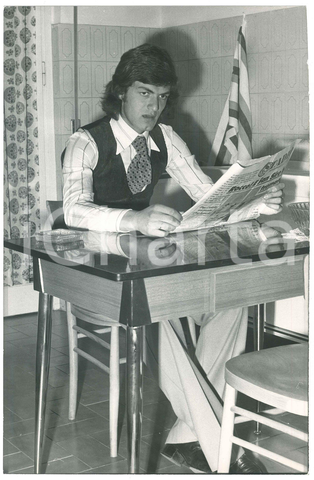 Fotografia d epoca originale 1970 ca ITALIA CALCIO Giancarlo ANTOGNONI legge Stadio  Foto 20x30 cm 1