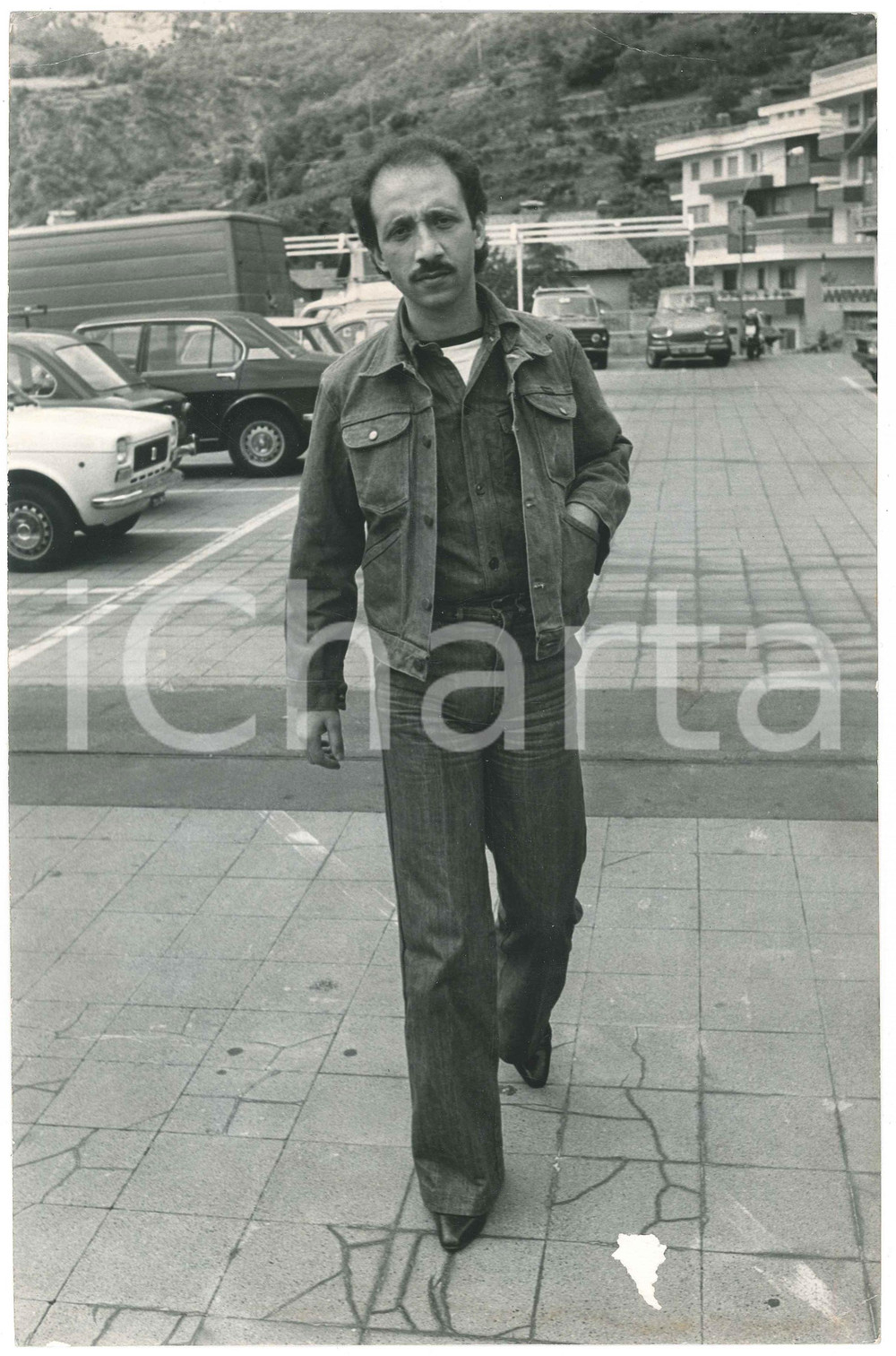Fotografia d epoca originale 1970 ca COSTUME ITALIA Cantante Umberto BALSAMO in un parcheggio  Foto 20x30 cm 1