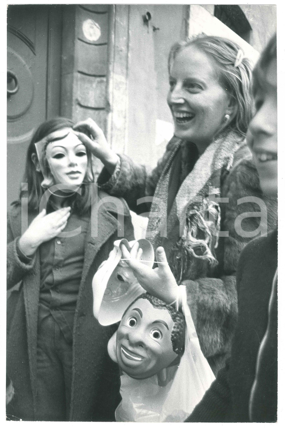 Fotografia d epoca originale 1975 ca COSTUME Gabriella FERRI gioca con le maschere  Foto 2 20x30 cm 1
