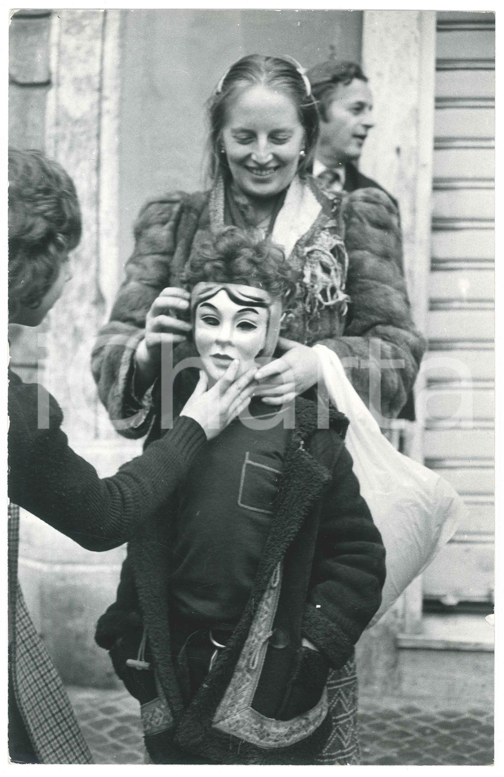 Fotografia d epoca originale 1975 ca COSTUME Gabriella FERRI gioca con le maschere  Foto 1 20x30 cm 1