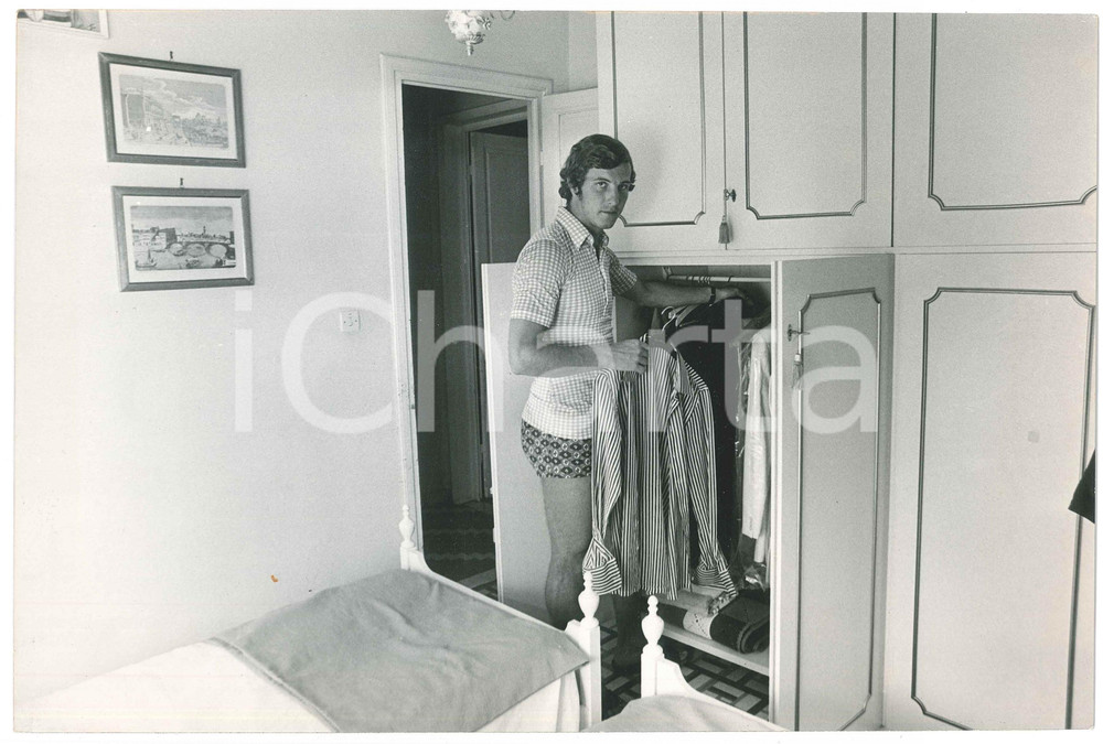 Fotografia d epoca originale 1970 ca VIAREGGIO Marcello LIPPI nella sua stanza  Foto 30x20 cm 1