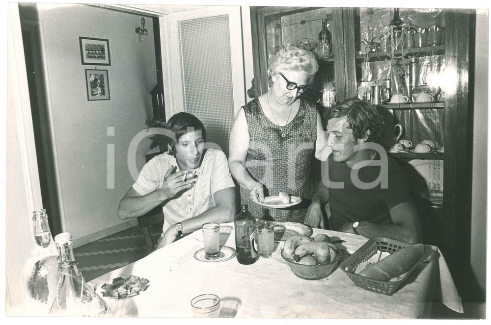 Fotografia d epoca originale 1970 ca VIAREGGIO Marcello LIPPI in famiglia con Gedeone CARMIGNANI  Foto 30x20 1