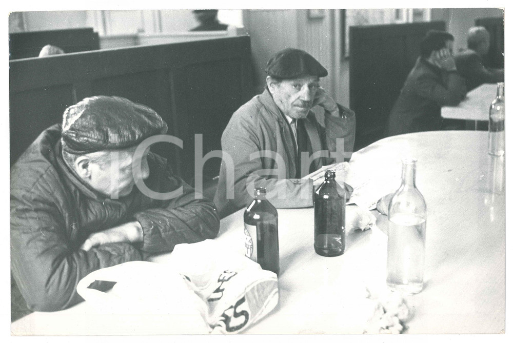 Fotografia d epoca originale 1970 ca MILANO Senzatetto a tavola  Ritratto 2 Foto 30x20 cm 1