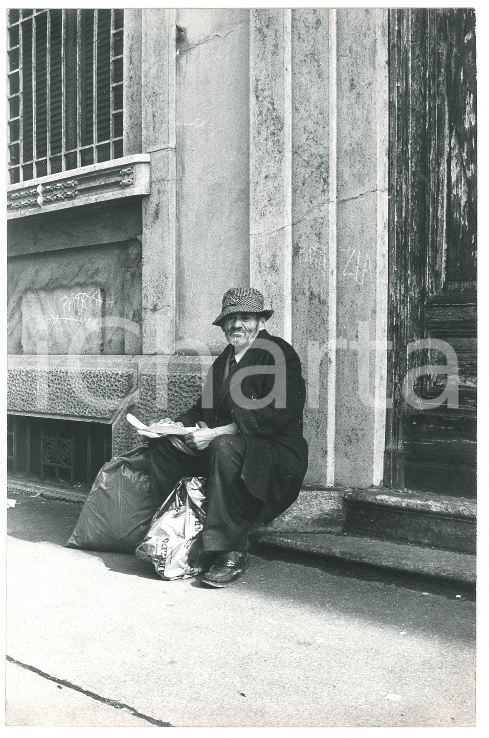 Fotografia d epoca originale 1970 ca MILANO Ritratto di senzatetto 2 Foto artistica 20x30 cm 1
