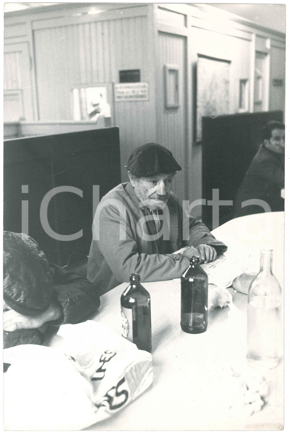 Fotografia d epoca originale 1970 ca MILANO Senzatetto a tavola  Ritratto 1 Foto 20x30 cm 1