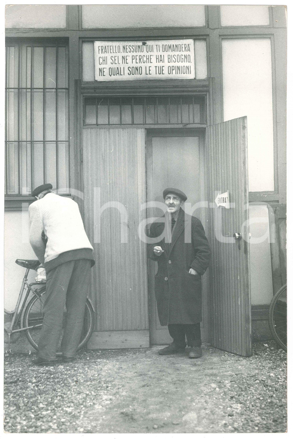 Fotografia d epoca originale 1970 ca MILANO Associazione PANE QUOTIDIANO  Ingresso Foto 20x30 cm 1