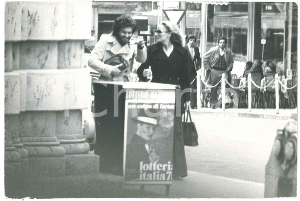 1970 ca MILANO (?) Ursula ANDRESS paparazzata con un nuovo compagno (3) Foto