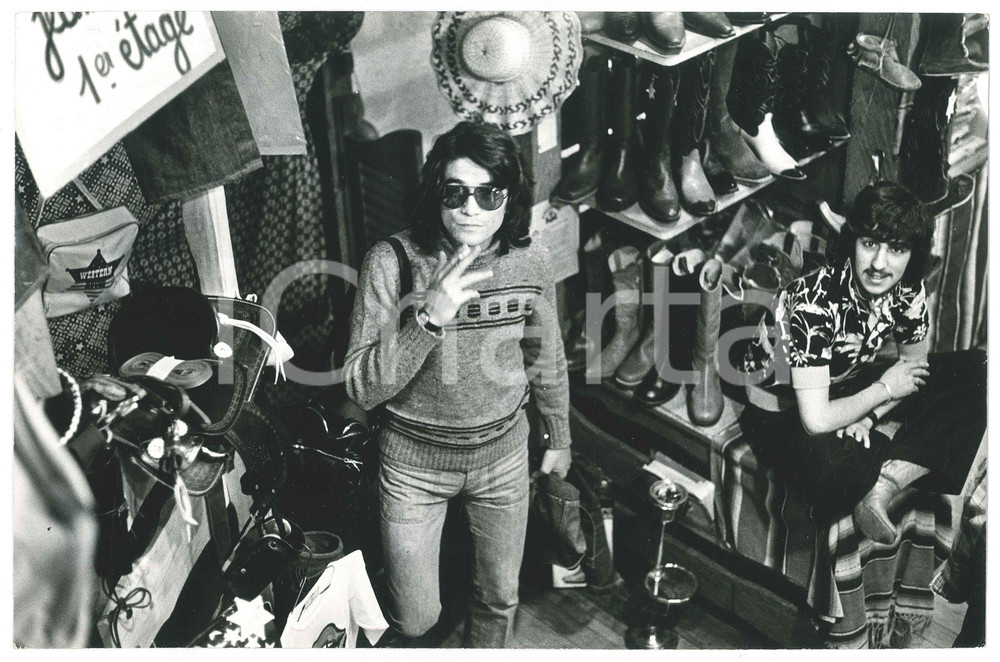 Fotografia d epoca originale 1974 PARIS  DRUPI Giampiero Anelli in un negozio  Foto 30x20 cm 1