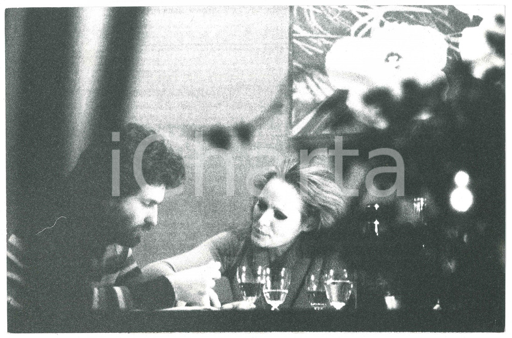 Fotografia d epoca originale 1970 ca MILANO ? Ursula ANDRESS paparazzata con un nuovo compagno a cena 1 1