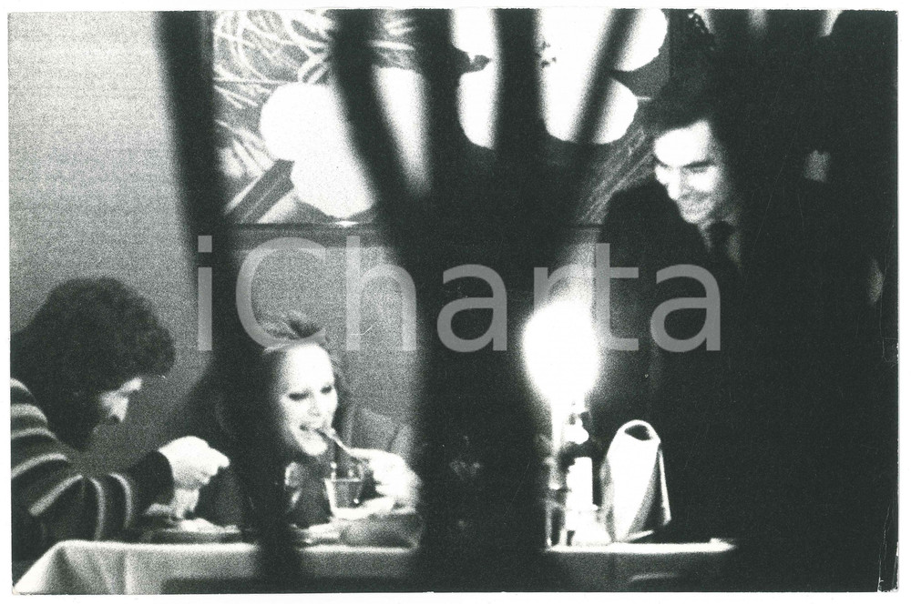 Fotografia d epoca originale 1970 ca MILANO ? Ursula ANDRESS paparazzata con un nuovo compagno a cena2 1