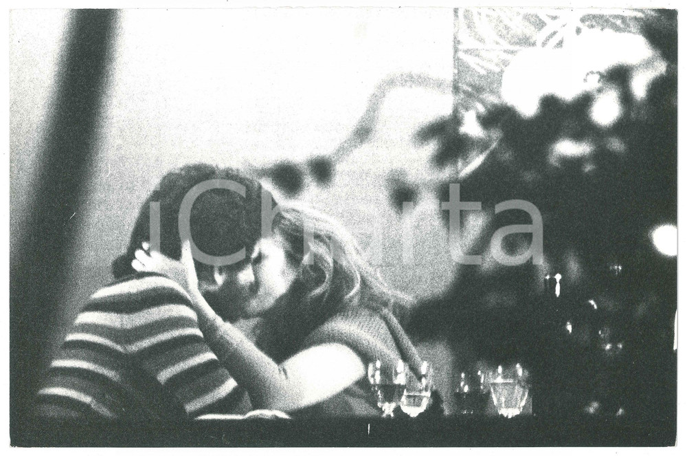 Fotografia d epoca originale 1970 ca MILANO ? Ursula ANDRESS paparazzata con un nuovo compagno a cena 5 1