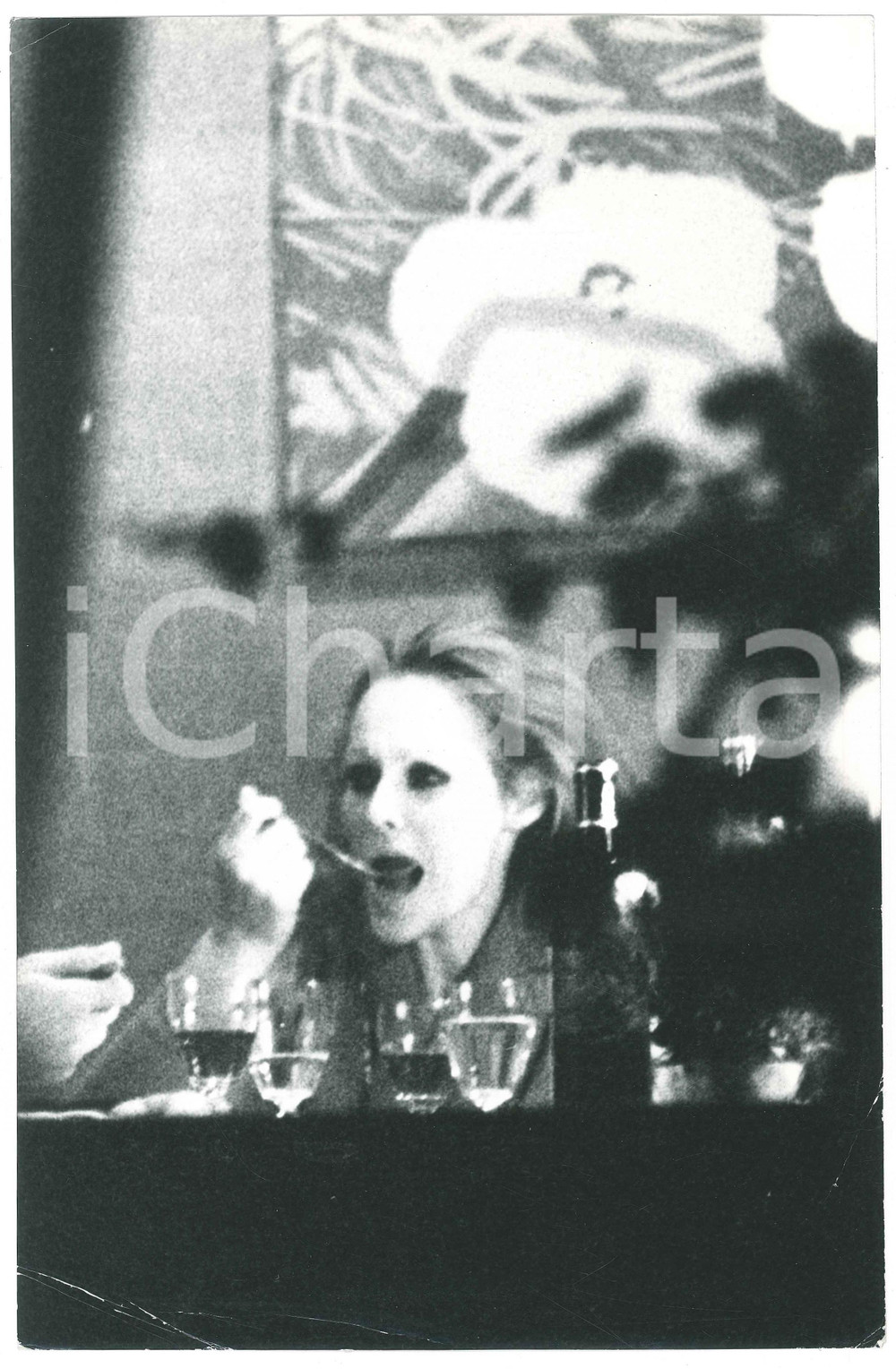 Fotografia d epoca originale 1970 ca ITALIA Ursula ANDRESS paparazzata con al ristorante  Foto 20x30 cm 1