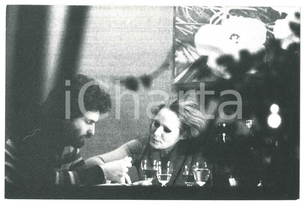 Fotografia d epoca originale 1970 ca MILANO ? Ursula ANDRESS paparazzata con un nuovo compagno a cena 7 1